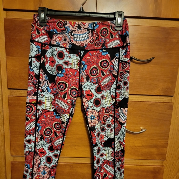 cvg Pants - CVG capri candy skull leggings with pockets